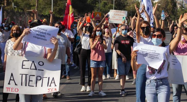 Καθιστική διαμαρτυρία εκπαιδευτικών έξω από το Προεδρικό