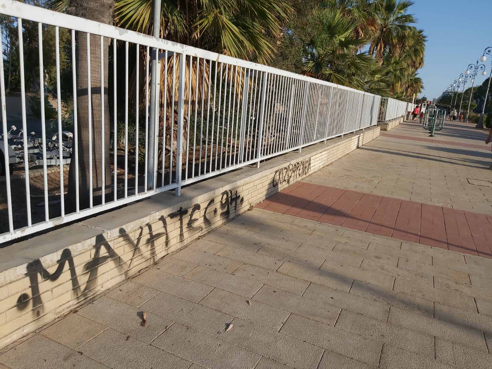 Σβήνει όλα τα συνθήματα ο Δήμος Λάρνακας