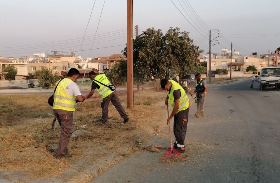 Λάρνακα: Εργασίες καθαρισμού από χόρτα σε πεζοδρόμια και δρόμους