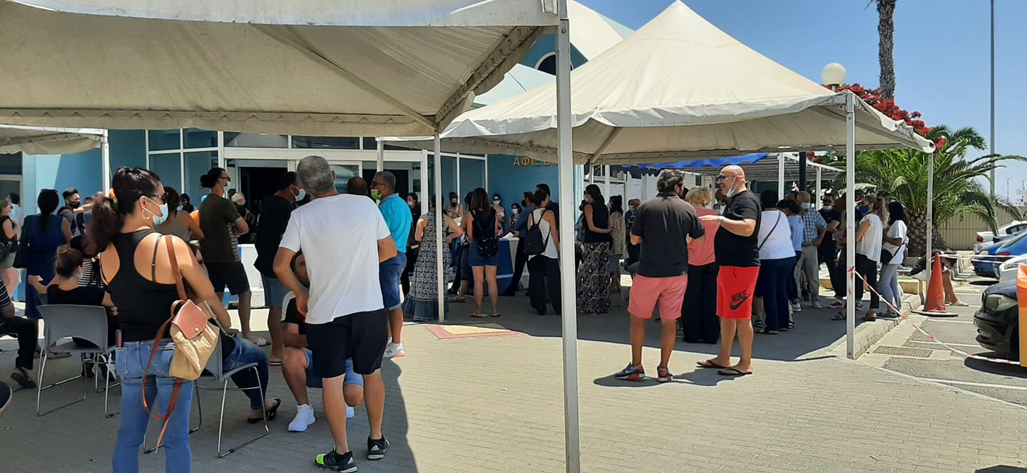 Συνωστισμός και ένταση στο εμβολιαστικό κέντρο στο λιμάνι της Λάρνακας