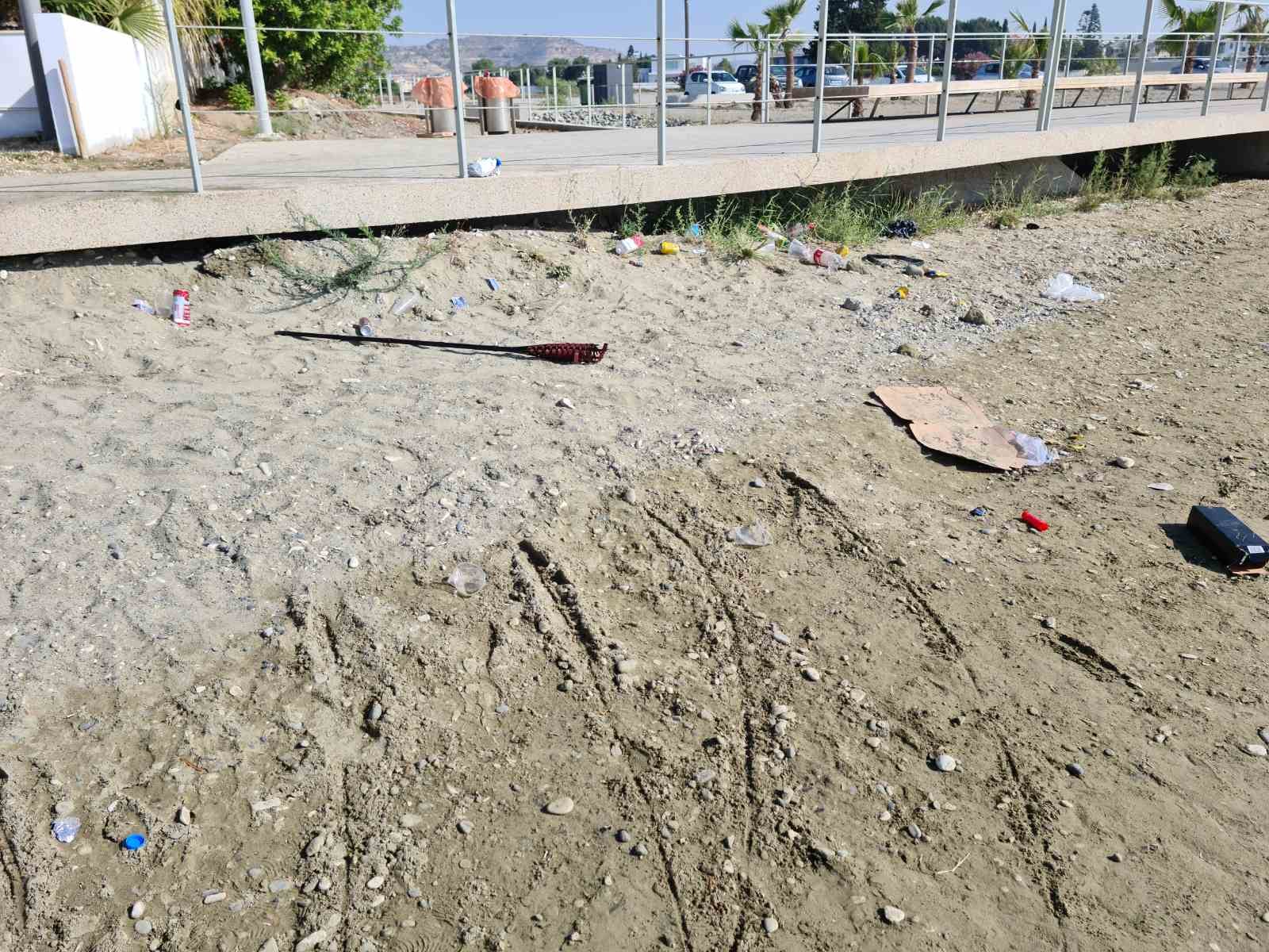 Βορόκληνη: Έκαναν πάρτι και άφησαν τα σκουπίδια στην παραλία (ΦΩΤΟ)