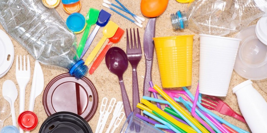 Όλα τα πλαστικά μιας χρήσης που θα απαγορεύονται από 3 Ιουλίου