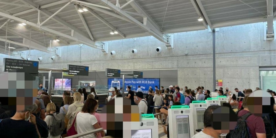Συνωστισμός πολιτών στο Αεροδρόμιο Λάρνακας χωρίς αποστάσεις (ΦΩΤΟ)