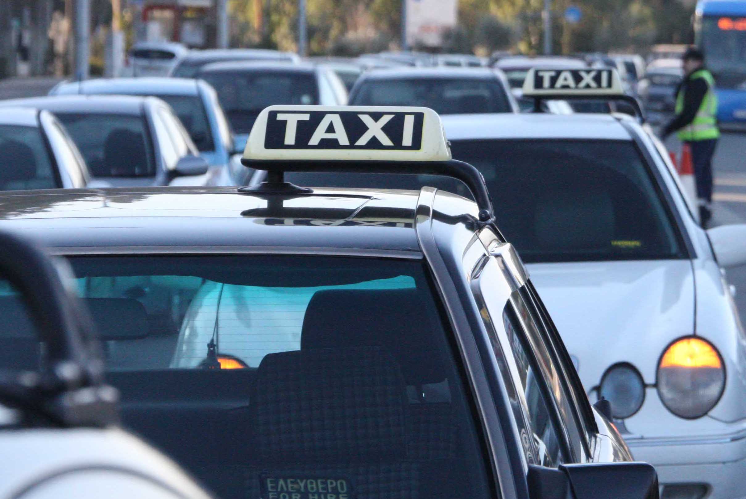 Ανέβασαν χειρόφρενο και διαμαρτύρονται στους δρόμους οι οδηγοί ταξί (βίντεο)