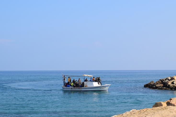 Εντοπίστηκε σκάφος με μετανάστες στην περιοχή του Κάβο Γκρέκο