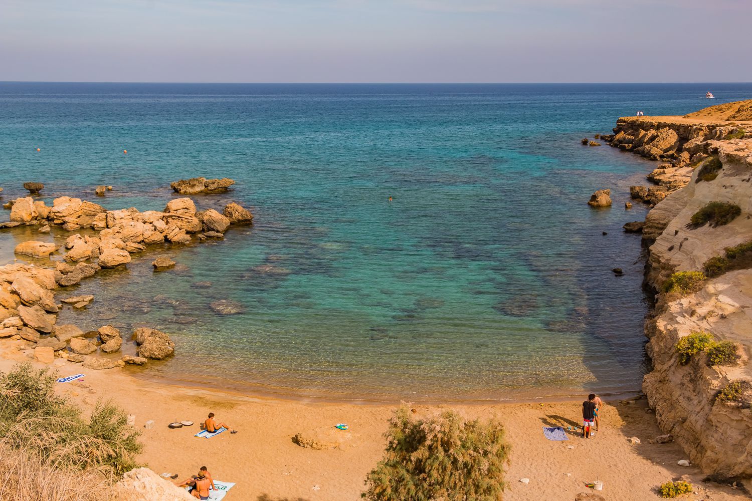 Μία από τις ομορφότερες κρυφές παραλίες του νησιού μας σε εικόνες