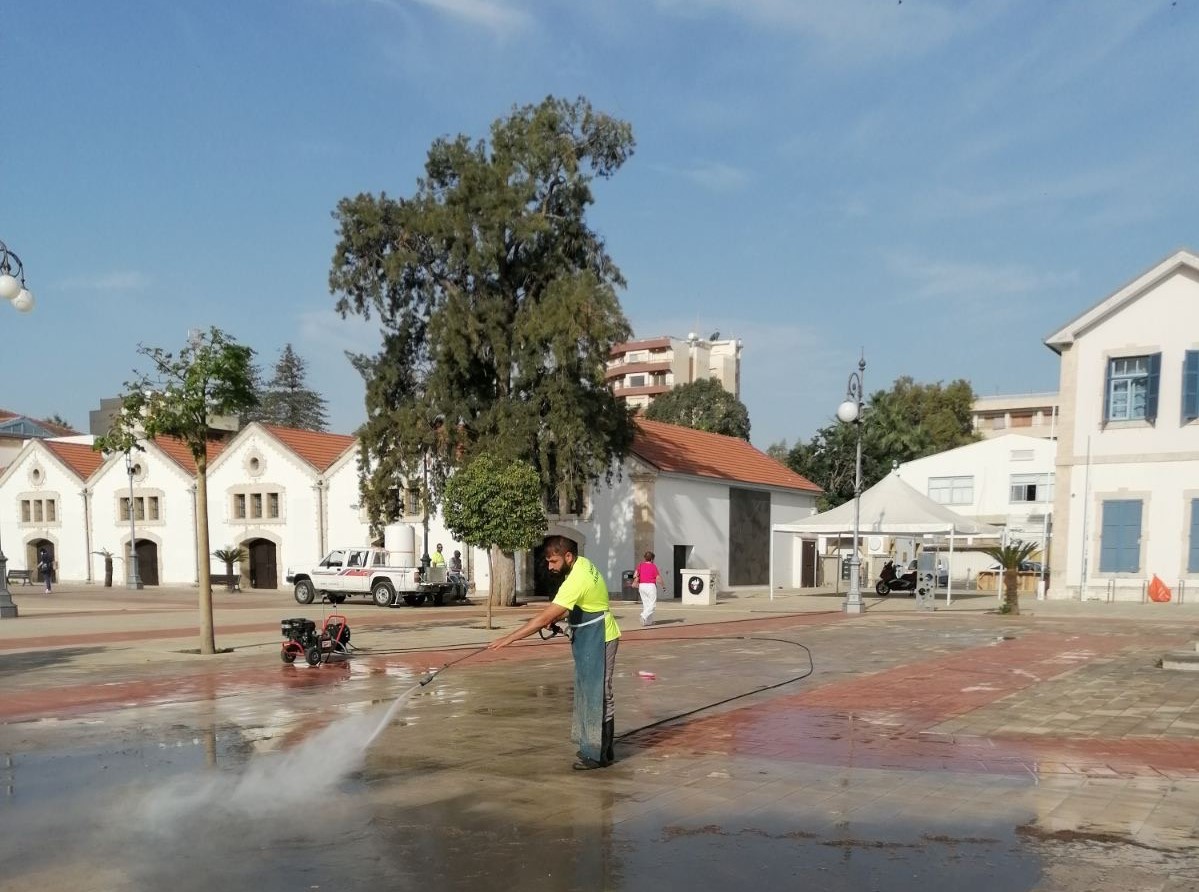 Μετά τις επισημάνεις του LarnakaOnline, πήρε «σκούπα» ο Δήμος Λάρνακας (Φώτο)