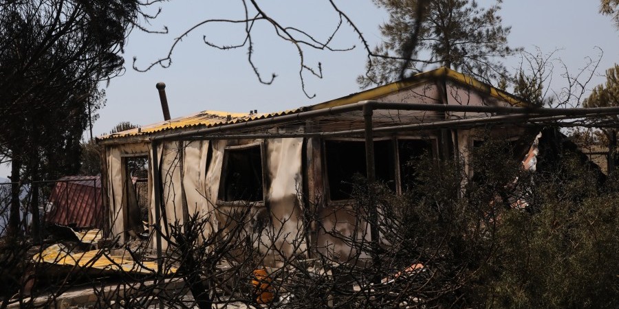 Καταγραφή ζημιών από τη φονική πυρκαγιά: Πόσα σπίτια κάηκαν (ΒΙΝΤΕΟ)