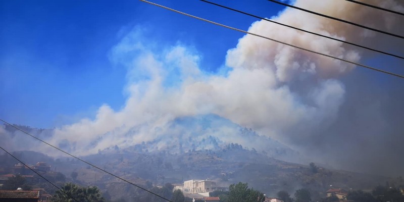 Η φωτιά αφήνει πίσω της καμένα σπίτια (BINTEO)