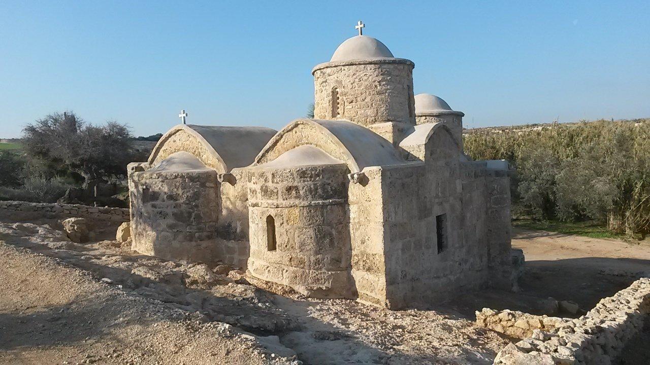 Λειτουργίες στο εξωκλήσι της Αγίας Μαρίνας στη νεκρή ζώνη στη Δερύνεια