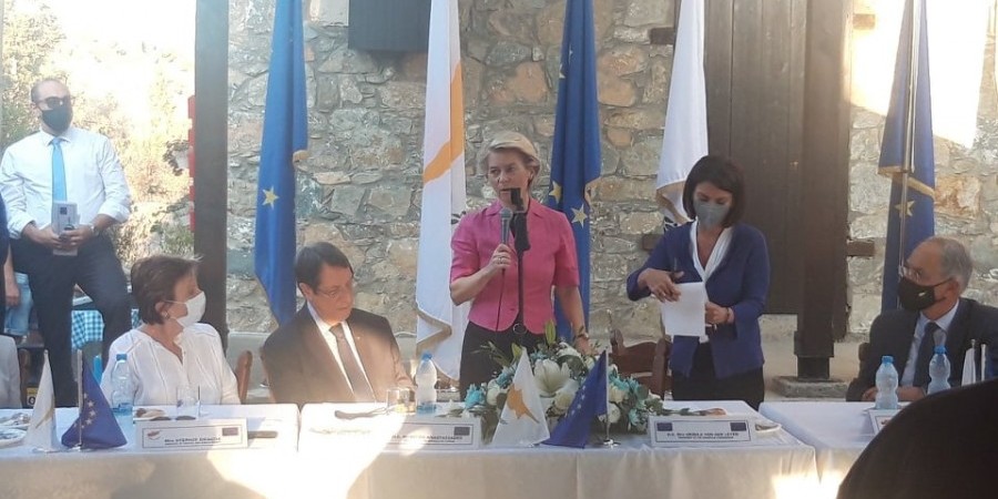 Εφθασε στην πυρόπληκτη Ορά η Πρόεδρος της Κομισιόν