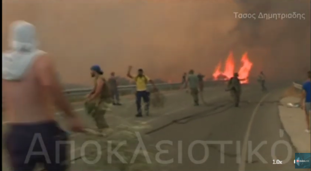 Συγκλονιστικό βίντεο: Η στιγμή που κάτοικοι έρχονται αντιμέτωποι με τις φλόγες