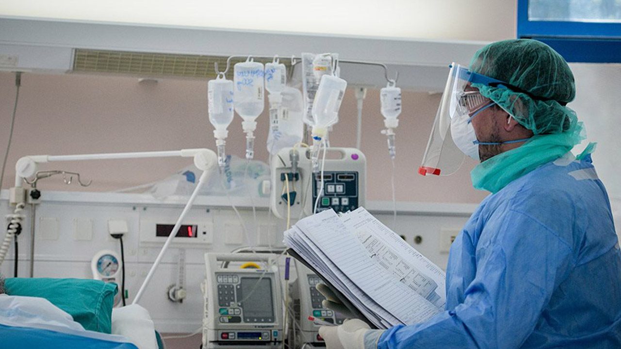 Σταθερά ψηλά τα κρούσματα – Ανησυχία για αύξηση των νοσηλευομένων