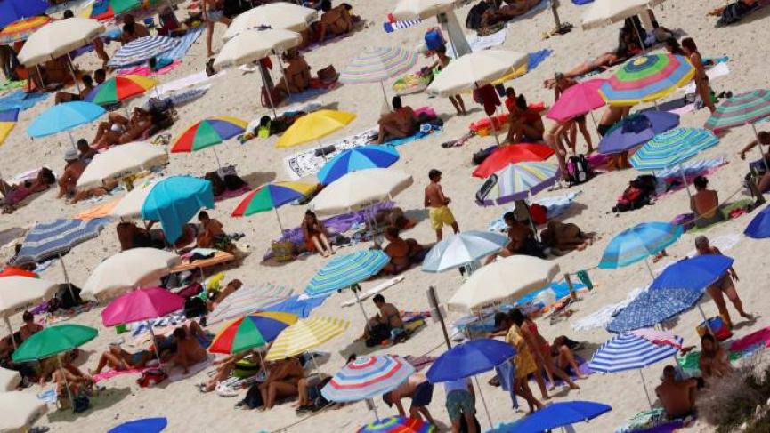 Financial Times: Η μετάλλαξη “Δέλτα” απειλεί την τουριστική σεζόν