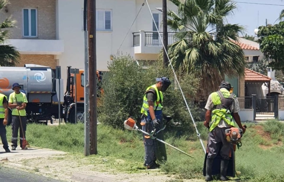 Λάρνακα: Συνεχίζονται οι εργασίες καθαρισμού από χόρτα