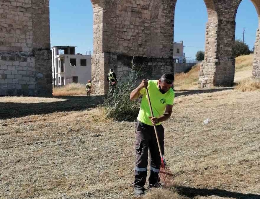 Εργασίες καθαρισμού από χόρτα σε πεζοδρόμια και παγκέτα