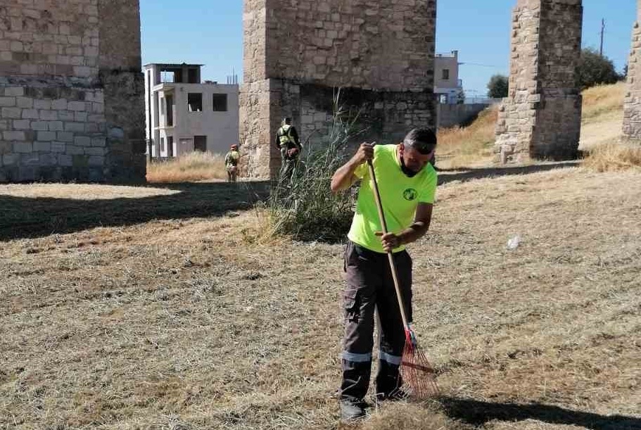 Eργασίες καθαρισμού από χόρτα στη Λάρνακα