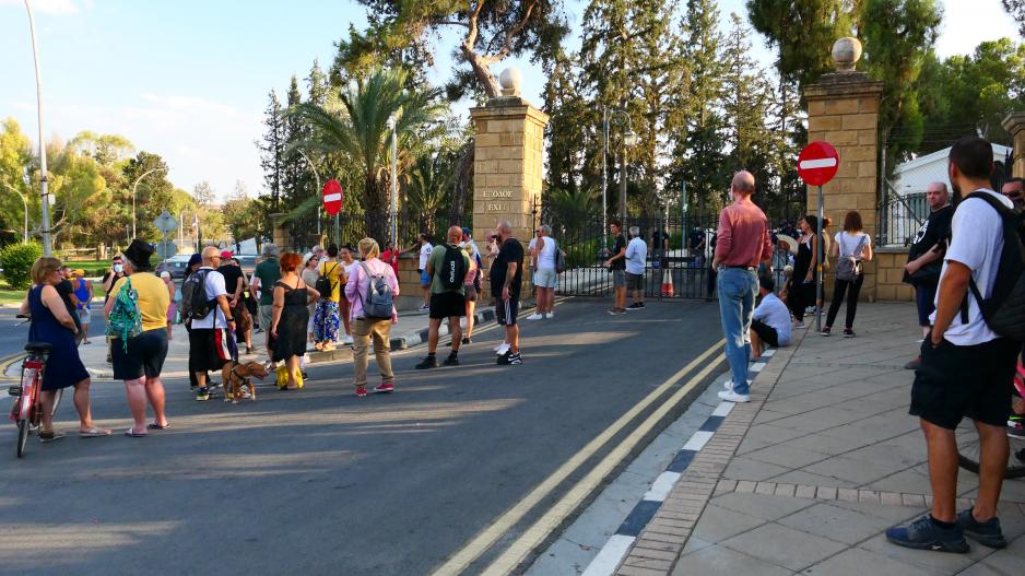 Ειρηνική διαμαρτυρία έξω από το Προεδρικό