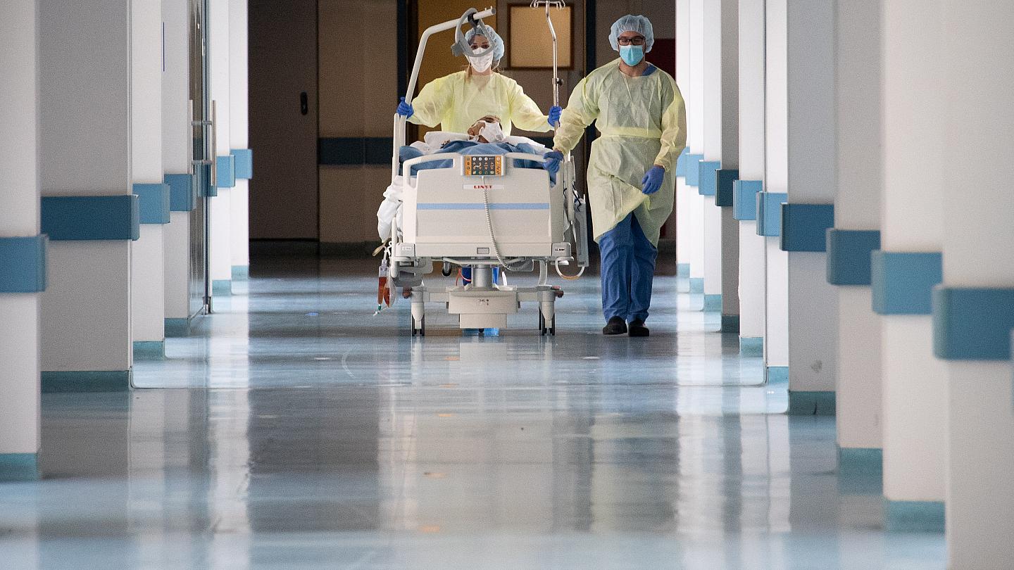 Διαχειρίσιμη η κατάσταση στα νοσηλευτήρια, μεγάλος αριθμός στη ΜΕΘ, λέει ο Χαριλάου
