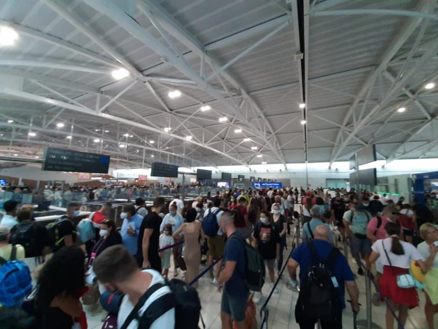 “Πατείς με, πατώ σε” στο αεροδρόμιο Λάρνακας (ΦΩΤΟΣ)