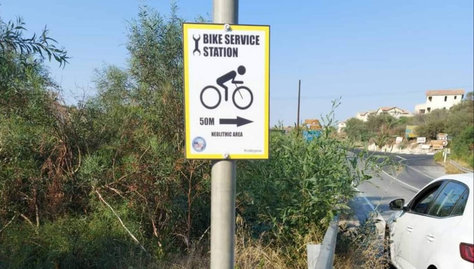 Η κοινότητα Χοιροκοιτίας απέκτησε self-service bike stations και bike racks (φώτο)