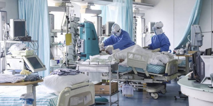 “Ασθενείς που εκλιπαρούν, φοβισμένοι, απομονωμένοι” -Οι δύσκολες ώρες στη ΜΕΘ