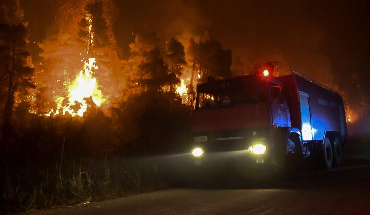 Πολλές οι αναζωπυρώσεις στη βόρεια Εύβοια- Mεταφορά νερού για τα πυροσβεστικά με δεξαμενόπλοιο