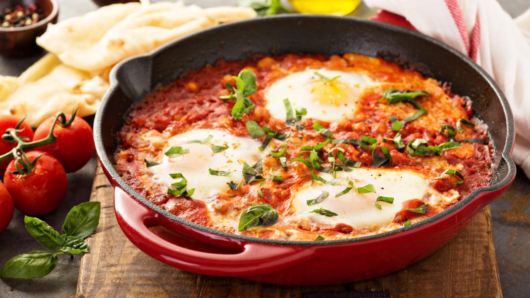 Shakshuka: Αυγά σε σάλτσα ντομάτας με φέτα -Το αγαπημένο μας καλοκαιρινό φαγητό