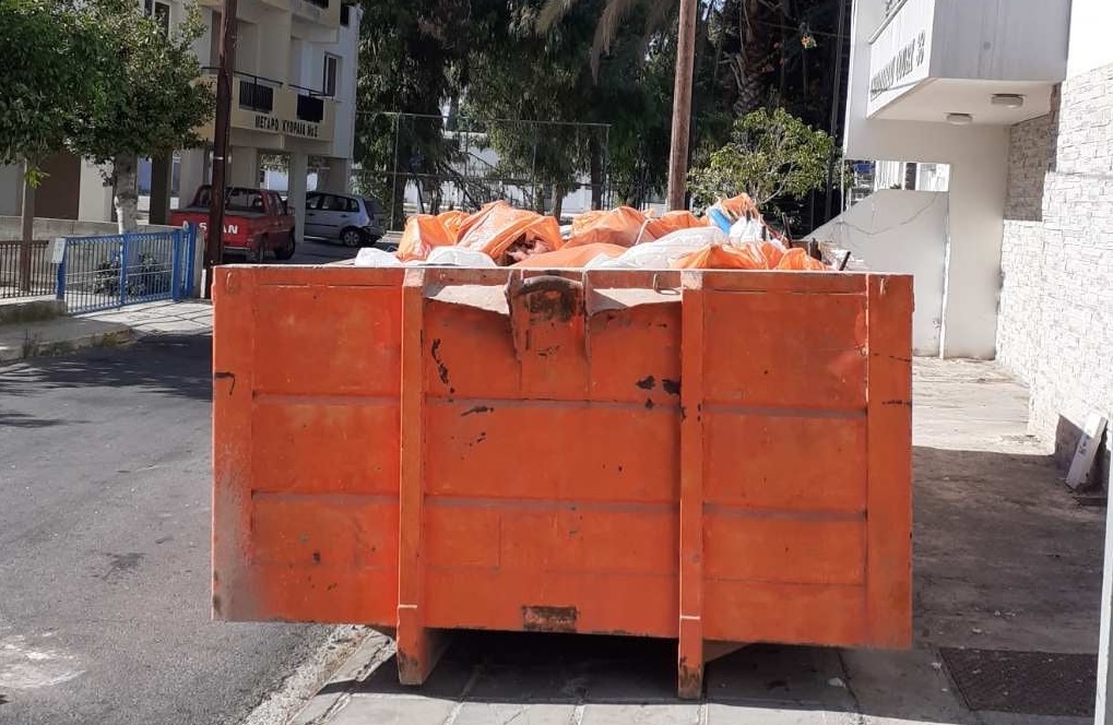 Έχει καθαριστεί η πολυκατοικία από τα σκουπίδια στη Λάρνακα