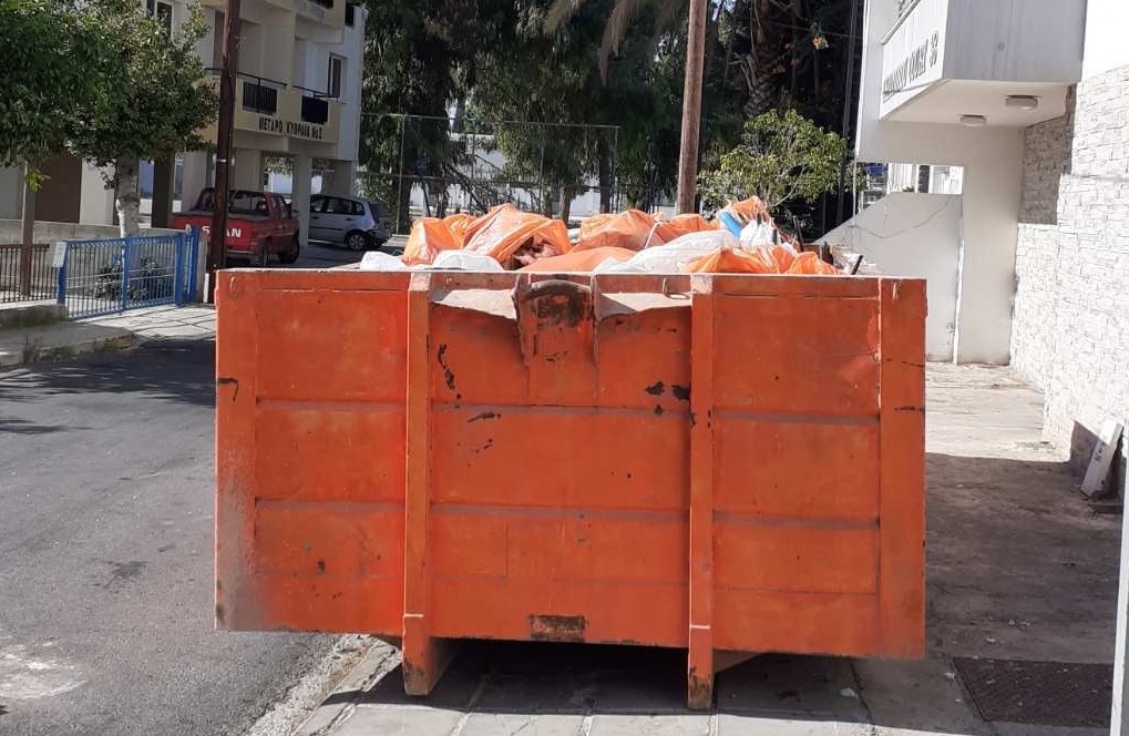 Δήμος Λάρνακας: Άδειασε τα σκουπίδια που μάζεψε ένοικος πολυκατοικίας