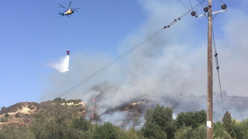 Πυρκαγιά σε περιοχή της ορεινής Λεμεσού: Στη “μάχη” και πτητικά μέσα