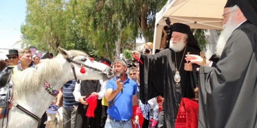 «Και με φίδια και με άλογα και ό,τι έχετε στον αγιασμό των ζώων» (βίντεο)