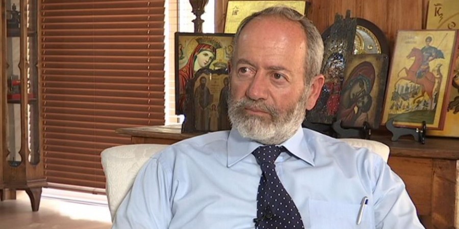 Θέλει αλλά δεν μπορεί να εμβολιαστεί ο Ματσάκης – Απειλές για τη ζωή του