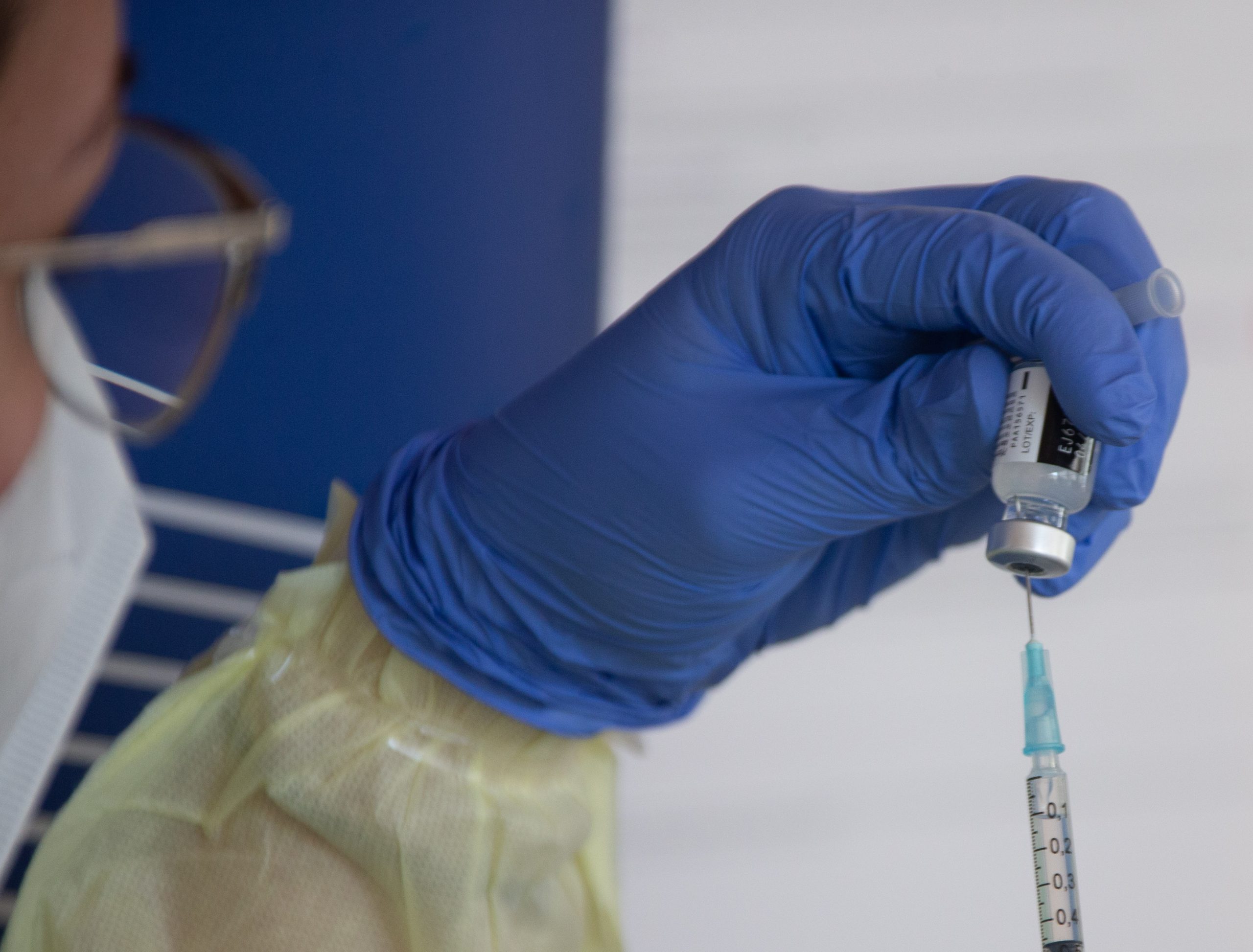 Τρίτη δόση του εμβολίου έλαβαν 1.706 άτομα τη Δευτέρα