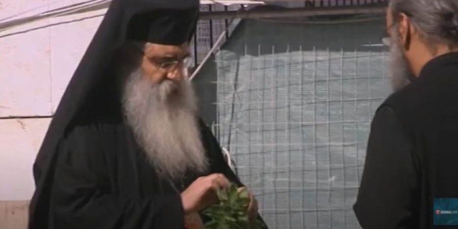 Με βασιλικό στο χέρι ο Μόρφου: «Εγώ με δημοσιογράφους δεν μιλώ» (ΒΙΝΤΕΟ)