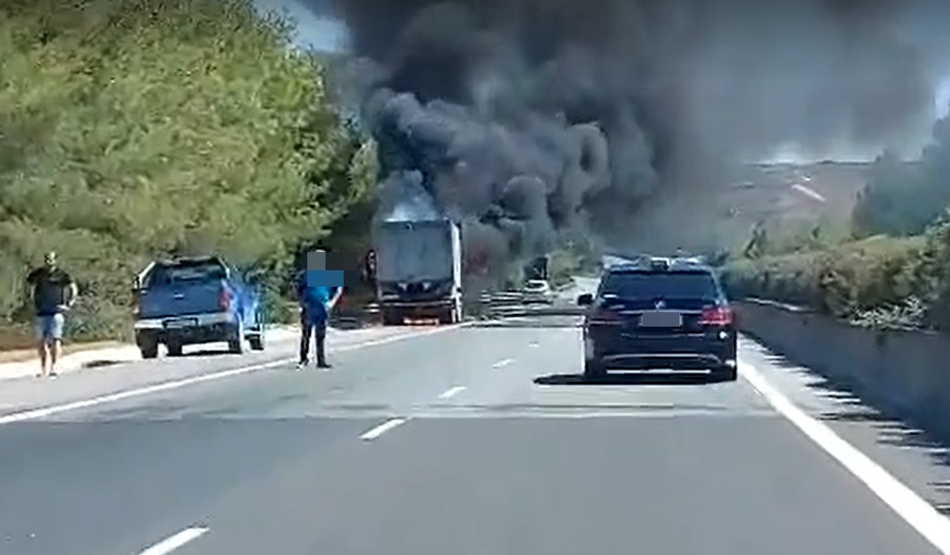 Φωτιά ξέσπασε σε φορτηγό στον αυτοκινητόδρομο Λευκωσίας – Λάρνακας (video)