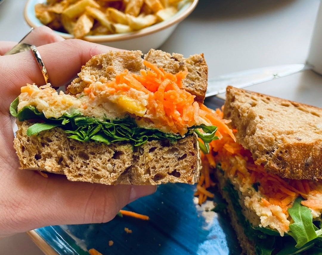 Βρήκαμε το πιο χορταστικό και vegan sandwich της πόλης