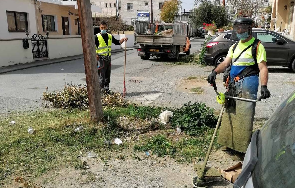 Συνεχίζονται οι εργασίες καθαρισμού από χόρτα σε πεζοδρόμια και δρόμους