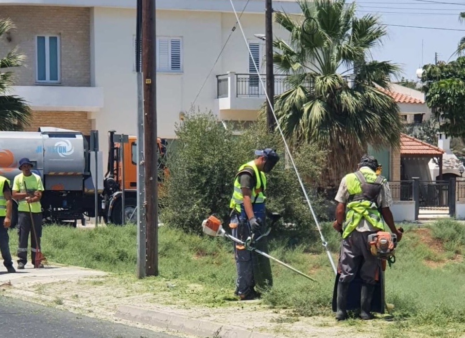 Λάρνακα: Συνεχίζονται οι εργασίες καθαρισμού από χόρτα σε πεζοδρόμια, δρόμους