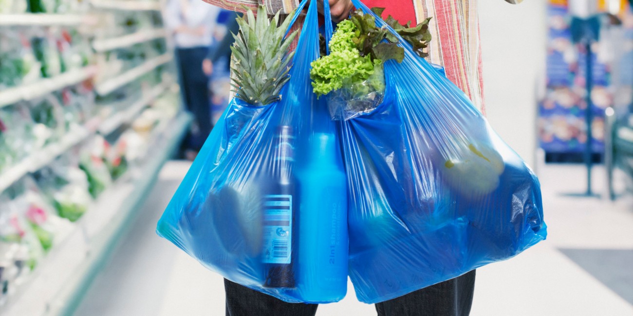 Τέλος η πλαστική σακούλα από υπεραγορές – Οι θετικές και αρνητικές επιπτώσεις