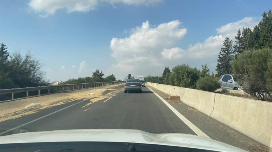 Γέμισε σιτάρι ο δρόμος, κλειστή λωρίδα στο highway Αγίας Νάπας – Ριζοελιάς (ΦΩΤΟ)