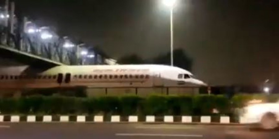 ΒΙΝΤΕΟ: Viral το αεροσκάφος που κόλλησε κάτω από τη γέφυρα
