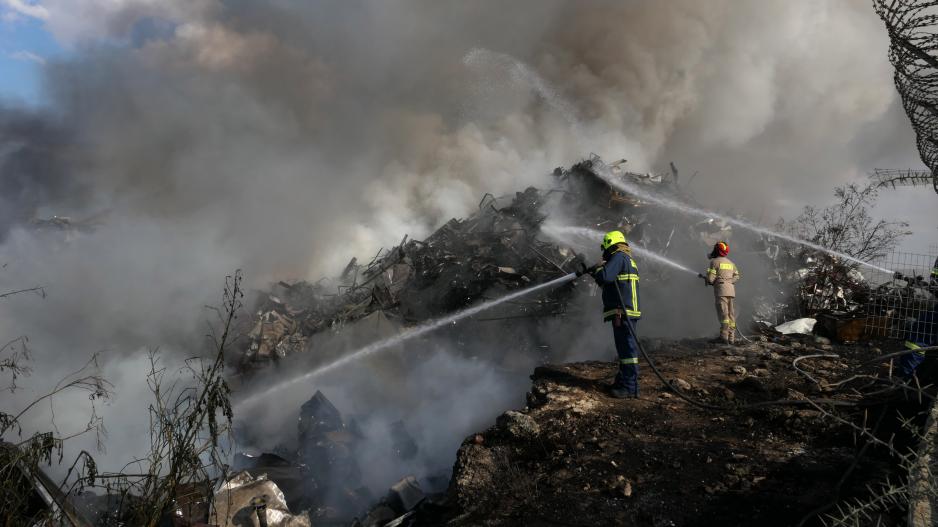 Βλαβερές οι αναθυμιάσεις από την πυρκαγιά σε εργοστάσιο στο Γέρι (ΒΙΝΤΕΟ)