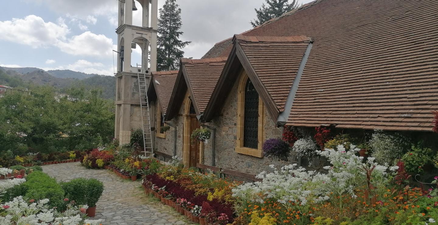 Ένα μοναδικό εκκλησάκι στο χωριό, με πάνω από 3000 ολάνθιστες γλάστρες στην αυλή του