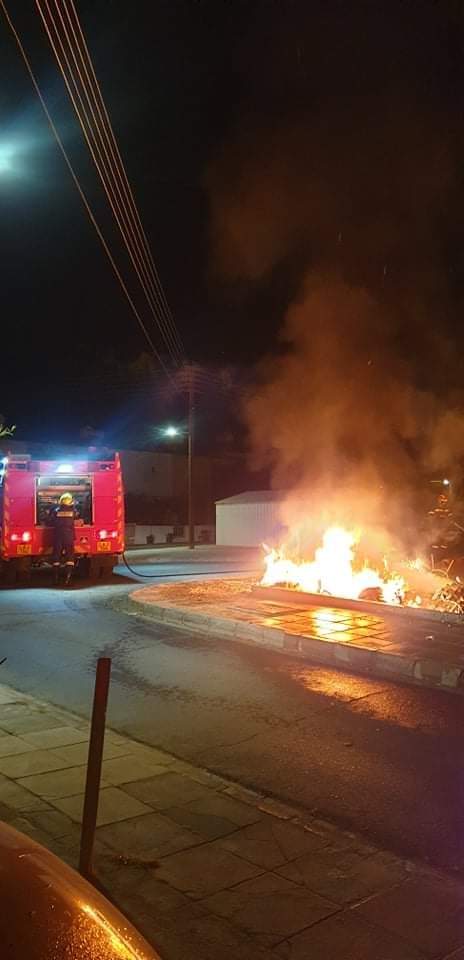 ΤΩΡΑ: Στις φλόγες πάρκο στην γειτονιά των Αγ. Αναργύρων (ΒΙΝΤΕΟ)