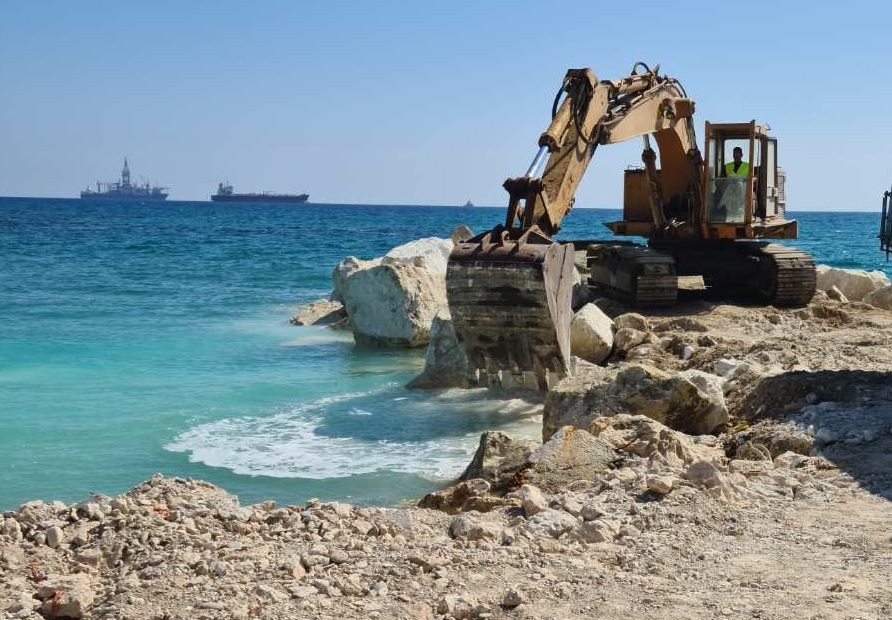 Βορόκληνη: Ξεκίνησε η κατασκευή των κυματοθραυστών στη θαλάσσια περιοχή