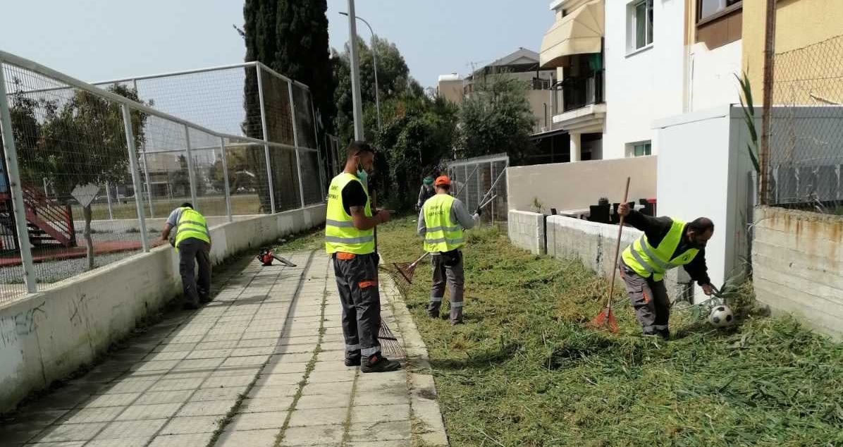 Λάρνακα: Συνεχίζονται οι εργασίες καθαρισμού από χόρτα σε πεζοδρόμια και δρόμους