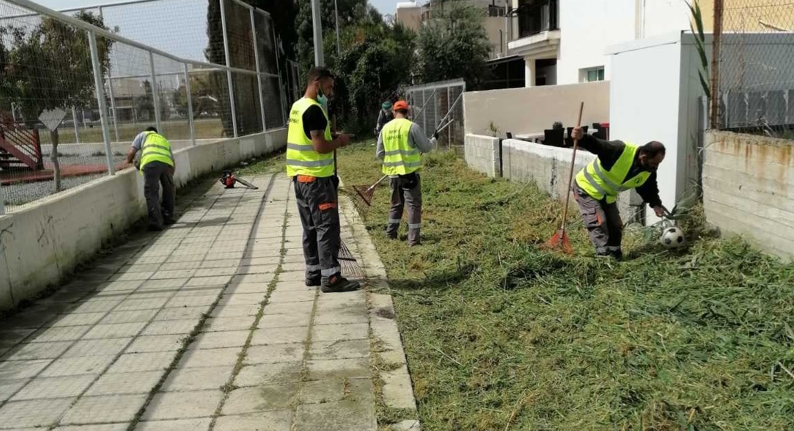 Λάρνακα: Συνεχίζονται οι εργασίες καθαρισμού από χόρτα σε πεζοδρόμια και δρόμους