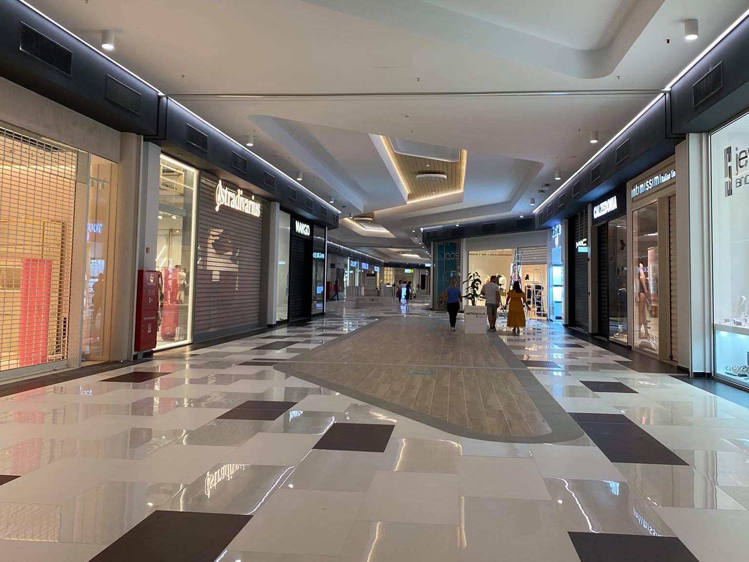 Φωταγώγηση Metropolis Mall στην Λάρνακα