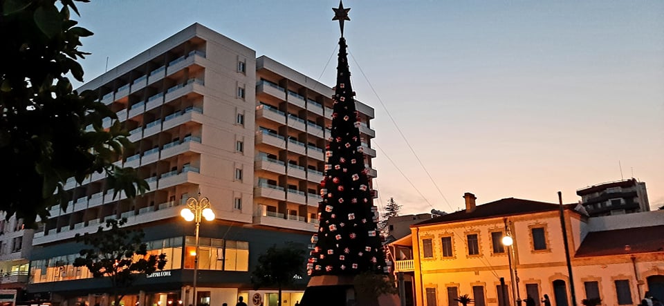 Ανάβει τα φώτα του Χριστουγεννιάτικου Δέντρου ο Δήμος Λάρνακας